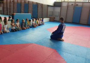 Nauka powitania z trenerem judo